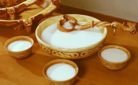 Чаша и пиалы с кумысом Чаша и пиалы с кумысом