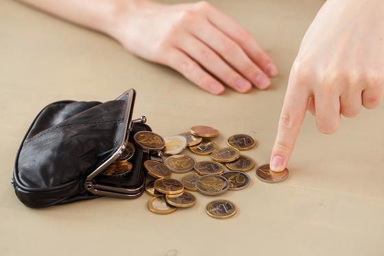 Женщина считает монеты Женщина считает монеты