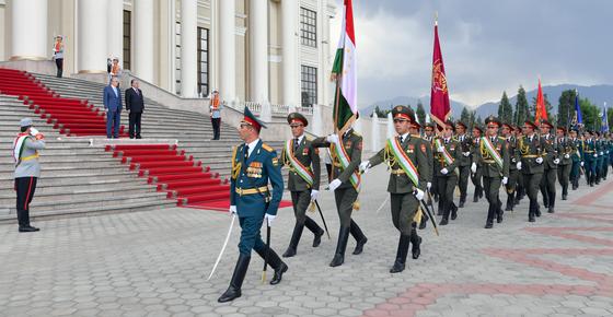 Военные идут перед дворцом Военные идут перед дворцом