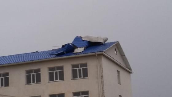 Атырау облысында дауыл тұрып, мектептердің шатырын ұшыпы әкеткен (фото, видео) Атырау облысында дауыл тұрып, мектептердің шатырын ұшыпы әкеткен (фото, видео)