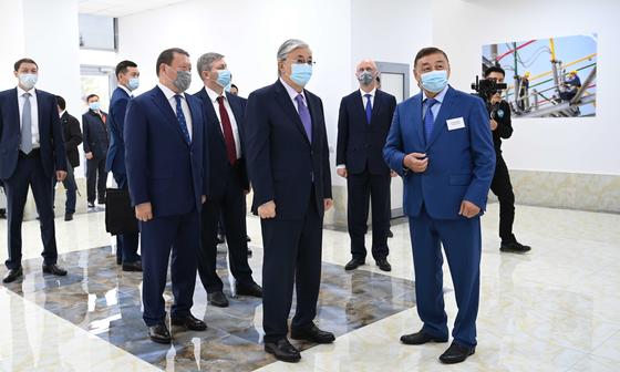 Касым-Жомарт Токаев во время визита завода Alageum Electric Касым-Жомарт Токаев во время визита завода Alageum Electric