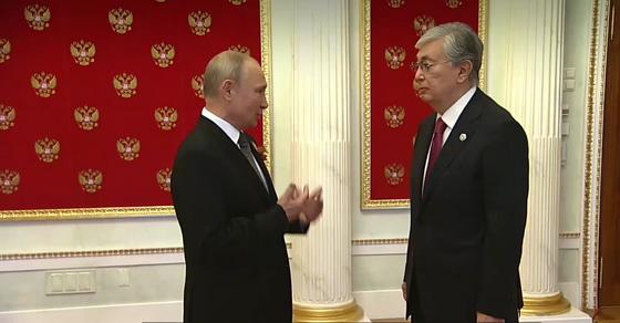 Қасым-Жомарт Тоқаев пен Владимир Путин. Кадр LifeShot видеосынан Қасым-Жомарт Тоқаев пен Владимир Путин. Кадр LifeShot видеосынан