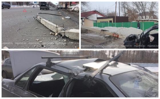 Оралда жүріп бара жатқан көліктің үстіне электр бағаны құлады Оралда жүріп бара жатқан көліктің үстіне электр бағаны құлады