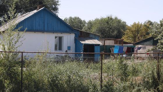 Дом стоит в степи Дом стоит в степи
