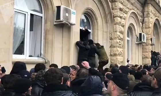 Протестующие завладели оружием из администрации президента в Абхазии Протестующие завладели оружием из администрации президента в Абхазии