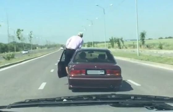 Необычный способ езды на машине сняли на видео в Алматы Необычный способ езды на машине сняли на видео в Алматы
