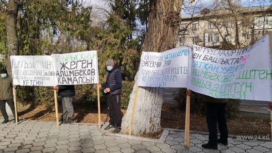 Транспаранты митингующих в Бишкеке Транспаранты митингующих в Бишкеке
