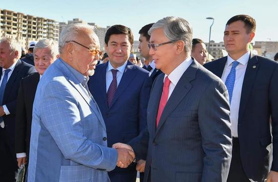Президент Қасым-Жомарт Тоқаев Әбіш Кекілбайұлы ескерткішінің ашылу рәсіміне қатысты Президент Қасым-Жомарт Тоқаев Әбіш Кекілбайұлы ескерткішінің ашылу рәсіміне қатысты