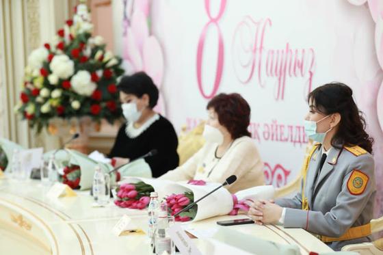 Женщины на мероприятии «Өмір сіздермен шуақты» Женщины на мероприятии «Өмір сіздермен шуақты»