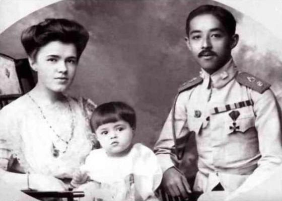Чакрабон ханзада мен На Питсанулок ханшайым (Екатерина Десницкая) ұлдарымен. Фото: bigpicture.ru Чакрабон ханзада мен На Питсанулок ханшайым (Екатерина Десницкая) ұлдарымен. Фото: bigpicture.ru