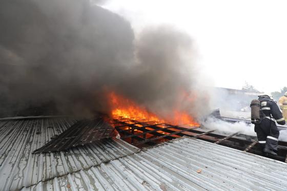 Пожарные тушат пожар Пожарные тушат пожар