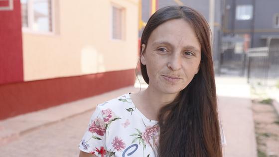Женщина стоит во дворе Женщина стоит во дворе