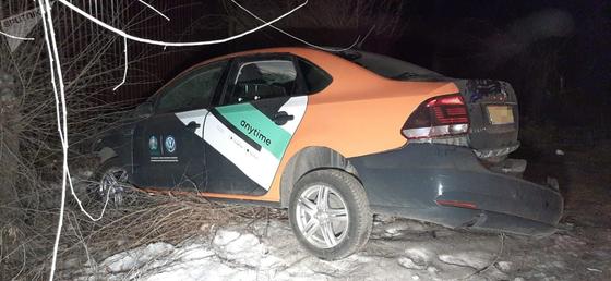 Попавший в аварию в Алматы автомобиль каршеринга Попавший в аварию в Алматы автомобиль каршеринга
