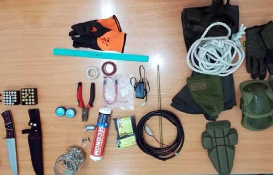 Изъятые у задержанных инструменты для изготовления взрывного устройства Изъятые у задержанных инструменты для изготовления взрывного устройства