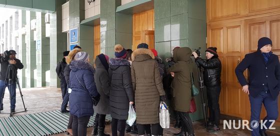 "Мүгедек ұлымды байлап бағамын": Ақтөбеде көпбалалы аналар әкімдікке келді (фото) "Мүгедек ұлымды байлап бағамын": Ақтөбеде көпбалалы аналар әкімдікке келді (фото)