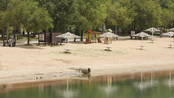 "Водичка тепленькая": как алматинцы спасаются от жары во время карантина "Водичка тепленькая": как алматинцы спасаются от жары во время карантина