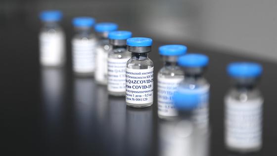 Ампулы с вакциной стоят на поверхности Ампулы с вакциной стоят на поверхности