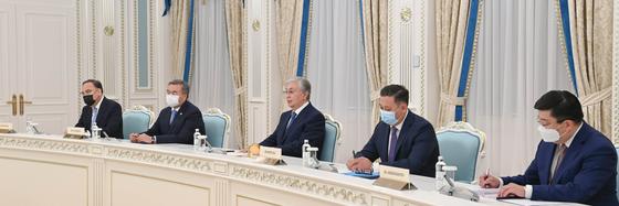 Касым-Жомарт Токаев и казахстанские представители на встрече с Буяром Османи Касым-Жомарт Токаев и казахстанские представители на встрече с Буяром Османи