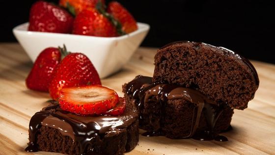 кусочки торта, украшенные клубникой кусочки торта, украшенные клубникой