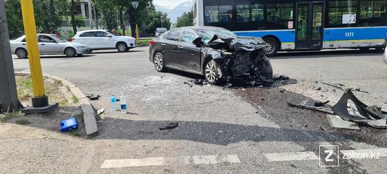 Автомобиль попал в аварию Автомобиль попал в аварию