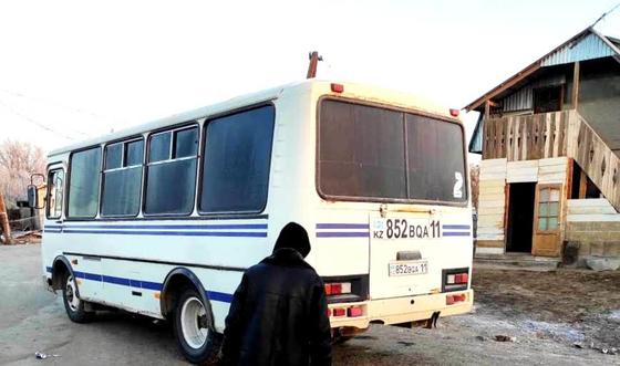 человек стоит возле автобуса человек стоит возле автобуса