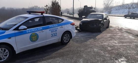 Поврежденный автомобиль стоит возле полицейского автомобиля Поврежденный автомобиль стоит возле полицейского автомобиля