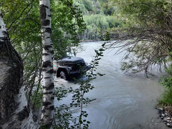 Автомобиль застрял в реке Автомобиль застрял в реке
