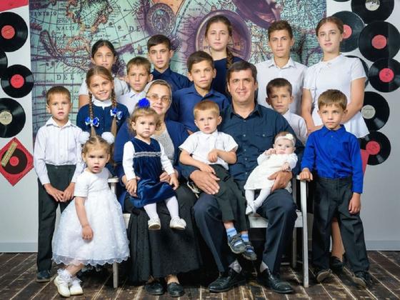 "Рожаем, сколько Бог даст": уникальная семья с 15 детьми живет в Казахстане "Рожаем, сколько Бог даст": уникальная семья с 15 детьми живет в Казахстане