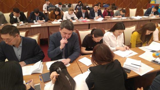 Столичных чиновников проверили на знание казахского языка Столичных чиновников проверили на знание казахского языка