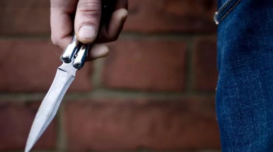 Қарағандыда белшгісіз біреу әйел адамды пышақтап өлтірмек болды Қарағандыда белшгісіз біреу әйел адамды пышақтап өлтірмек болды