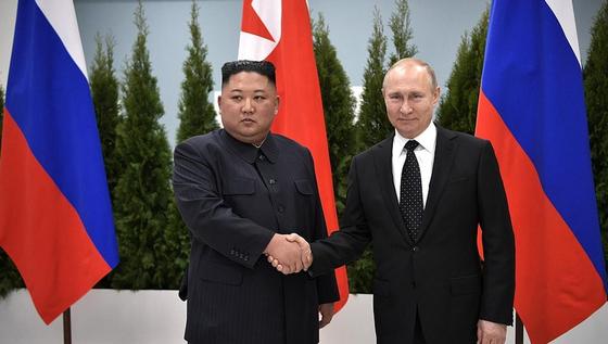 Путин Ким Чен Ынға медаль тақты Путин Ким Чен Ынға медаль тақты