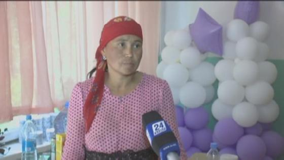 Многодетная мать нашла потерянных во время взрывов в Арыси детей Многодетная мать нашла потерянных во время взрывов в Арыси детей