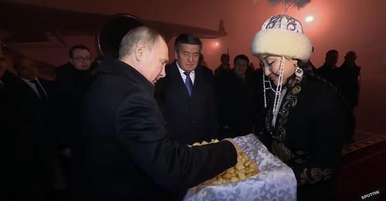 Самолет с Шойгу сел в Алматы вместо Бишкека, а пилот Путина справился (видео) Самолет с Шойгу сел в Алматы вместо Бишкека, а пилот Путина справился (видео)