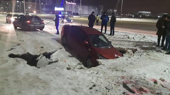 Kia Rio провалилась под землю в Нур-Султане (фото) Kia Rio провалилась под землю в Нур-Султане (фото)