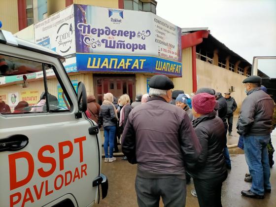 Арендаторы собрались у сгоревшего торгового дома в Павлодаре Арендаторы собрались у сгоревшего торгового дома в Павлодаре