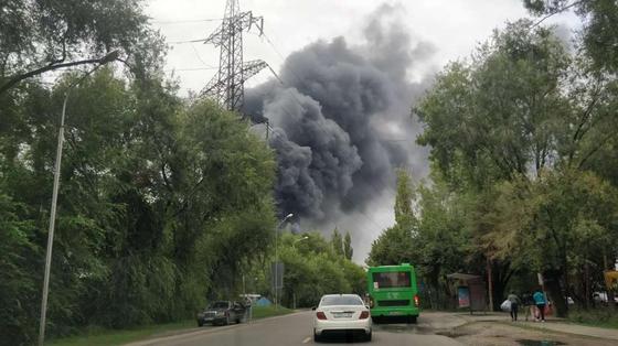 Крупный пожар в Алматы будут тушить с помощью вертолетов Крупный пожар в Алматы будут тушить с помощью вертолетов