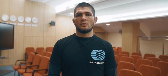 Хабиб готовится к бою с Фергюсоном в футболке «Казахтелекома» Хабиб готовится к бою с Фергюсоном в футболке «Казахтелекома»