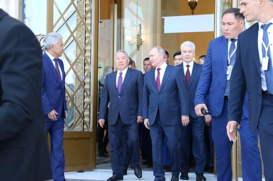 Назарбаев и Путин вместе прогулялись по Москве (фото) Назарбаев и Путин вместе прогулялись по Москве (фото)