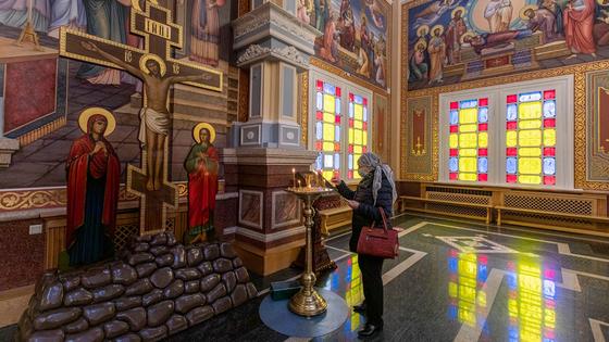 Женщина молится в церкви Женщина молится в церкви