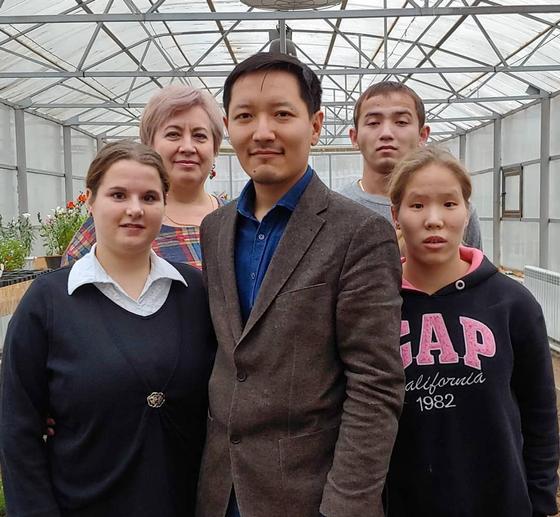 Воспитанники Дома юношества выращивают овощи для трёх детских домов в Павлодаре Воспитанники Дома юношества выращивают овощи для трёх детских домов в Павлодаре