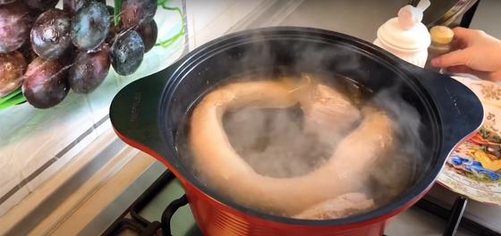 Мясо варится в кастрюле Мясо варится в кастрюле