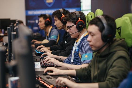 Геймеры играют на компьютерах Геймеры играют на компьютерах