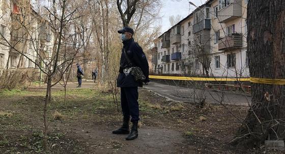 Алматыда коронавирусқа байланысты сегізінші үй оқшауланды (фото) Алматыда коронавирусқа байланысты сегізінші үй оқшауланды (фото)