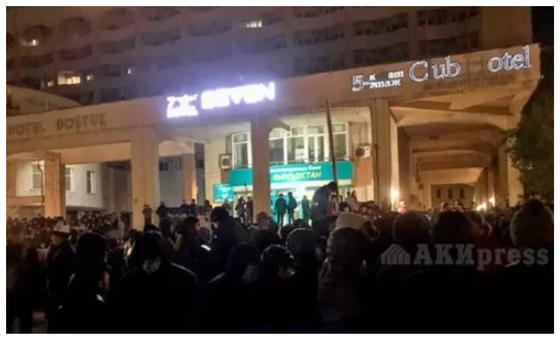 Наразылар "Достук" қонақ үйінің алдында Наразылар "Достук" қонақ үйінің алдында