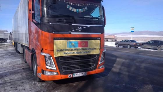 Грузовик стоит на обочине дороги Грузовик стоит на обочине дороги