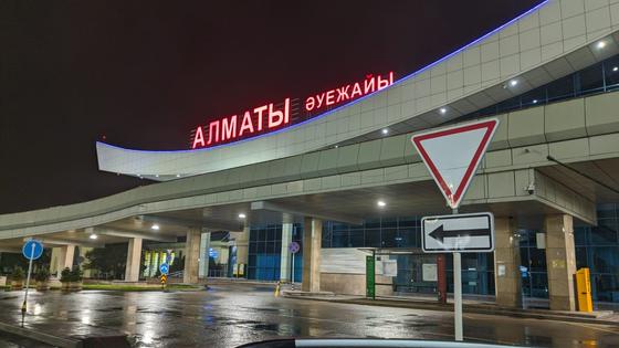 Пустая парковка, безлюдный зал прилета: как выглядит аэропорт Алматы во время карантина Пустая парковка, безлюдный зал прилета: как выглядит аэропорт Алматы во время карантина