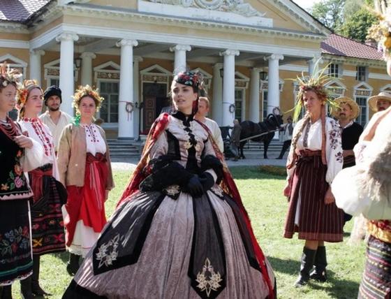 7 причин посмотреть культовый сериал «Крепостная» 7 причин посмотреть культовый сериал «Крепостная»