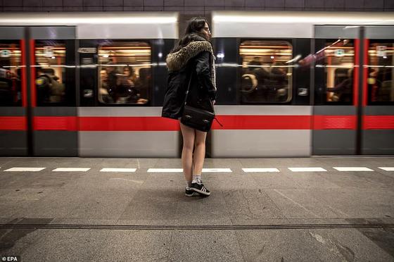 Пассажиры метро по всему миру массово сняли штаны Пассажиры метро по всему миру массово сняли штаны