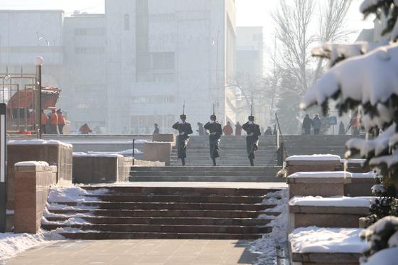 Сутки до визита Токаева: что происходит на площади Бишкека Сутки до визита Токаева: что происходит на площади Бишкека