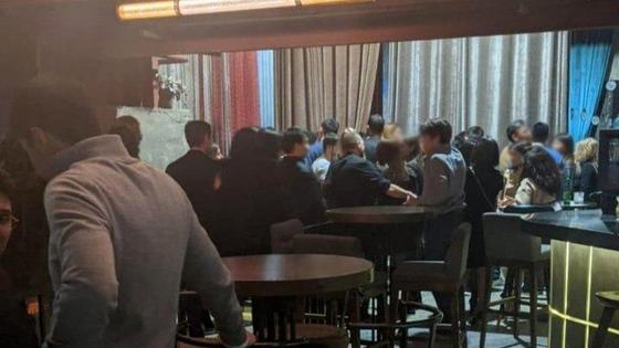 Посетители кафе сидят за столами Посетители кафе сидят за столами